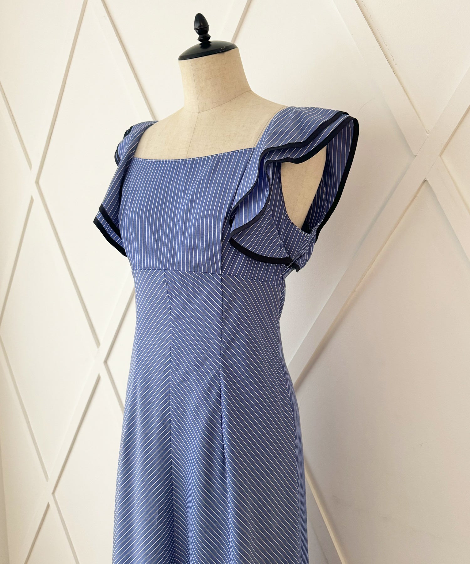[Reservation] Frill shoulder dress