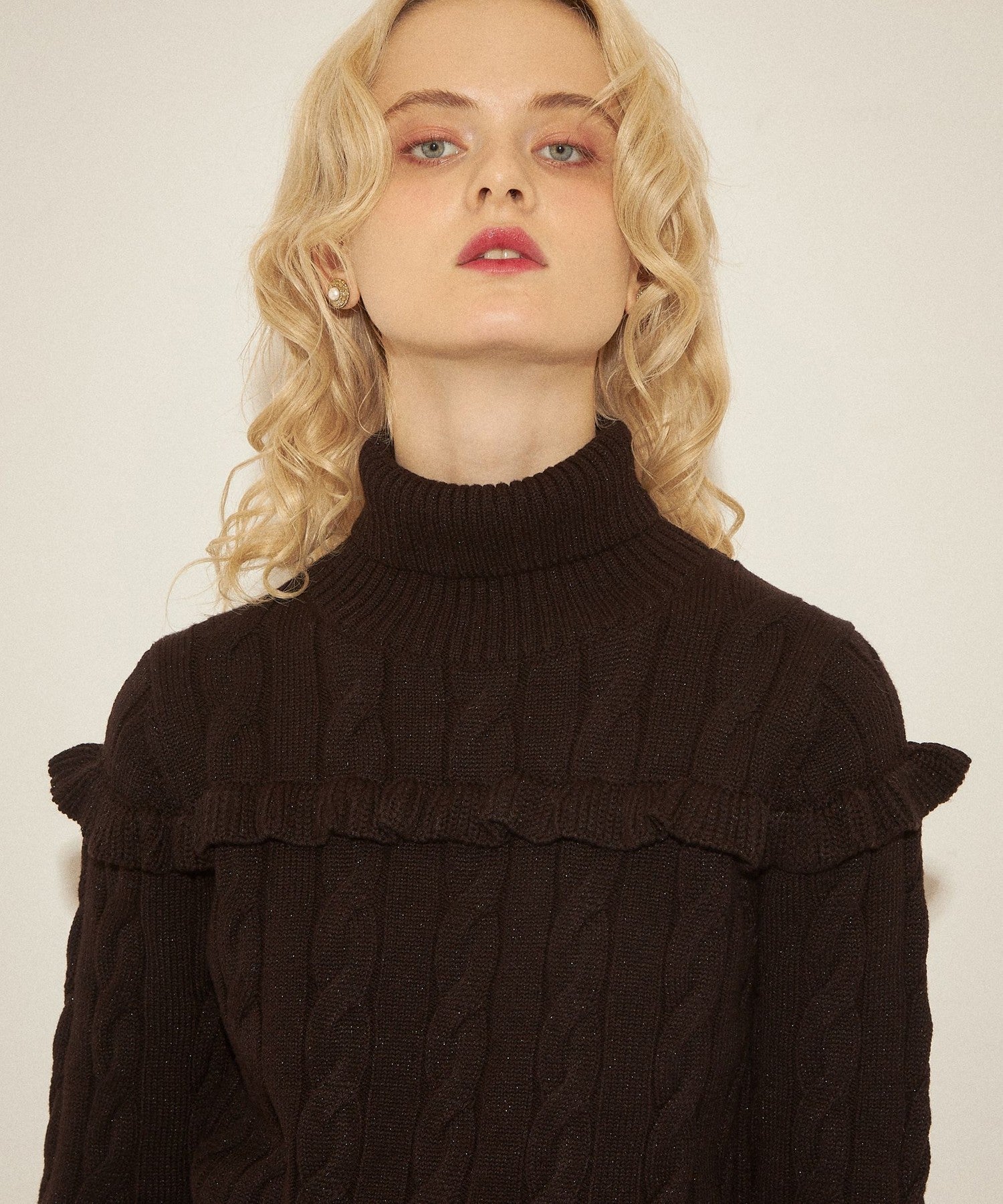 Cable frill high neck knit